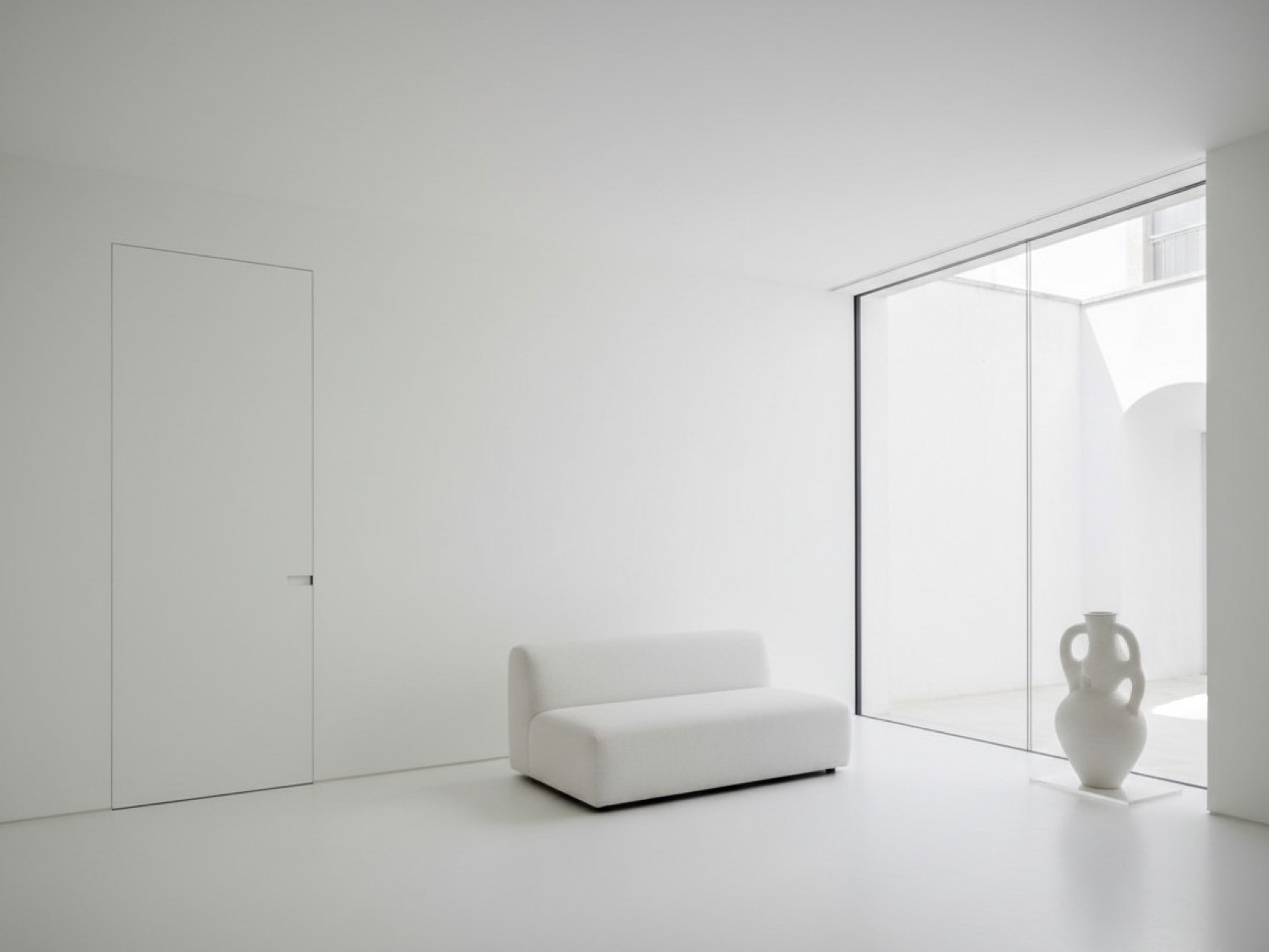 Linee essenziali: finestra minimale e porta filomuro